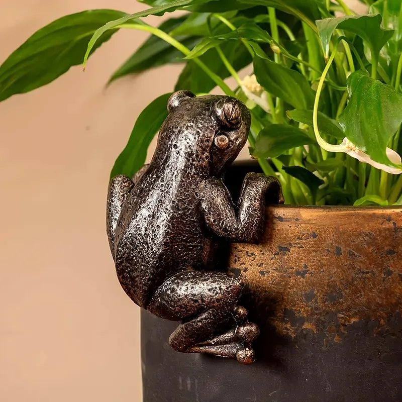 Frog hook pot decoration